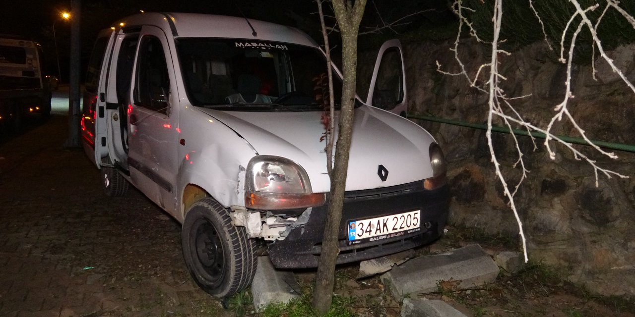 'Dur' İhtarına Uymayıp Kaçan Aracın Alkollü Sürücüsü Önce Ekip Otosuna, Sonra Ağaca Çarptı