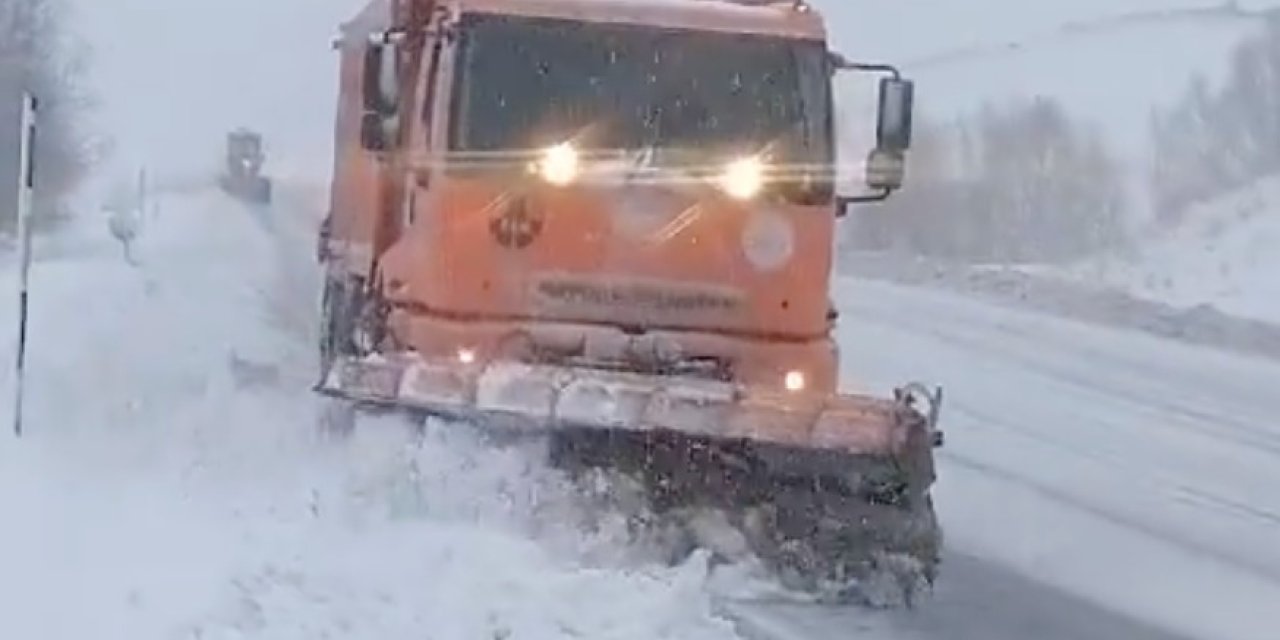 Erzincan'da Karayolları Ekiplerinin Geçitlerde Karla Mücadele Çalışması