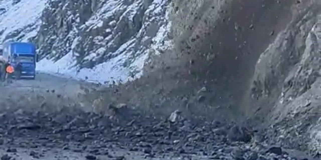 Yüksekova- Hakkari Kara Yolunda Heyelan