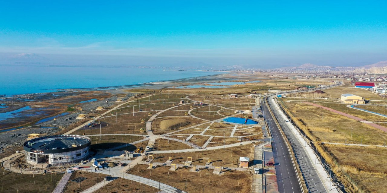 Van Gölü Sahil Yolu Trafiğe Açıldı