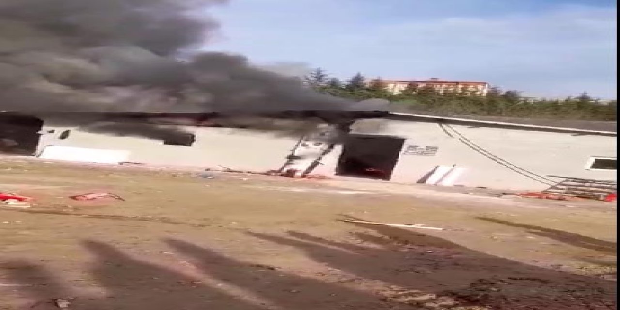 İnşaat İşçilerinin Kaldığı Prefabrik Yatakhane Yandı