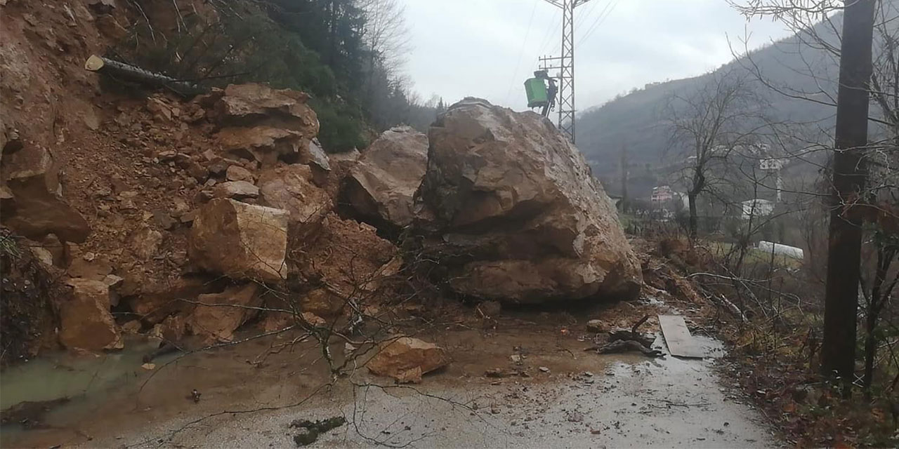 Artvin'de Heyelan; Köy Yolu Kapandı, Elektrik Kesildi