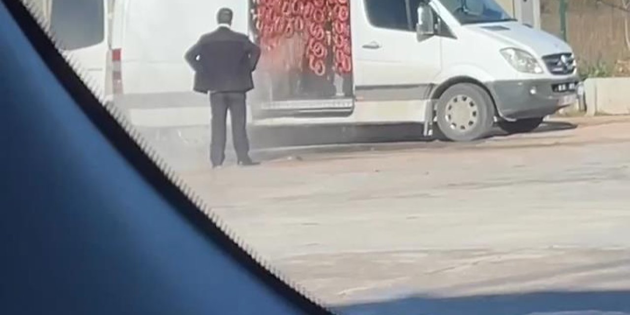 Akaryakıt İstasyonunda Minibüste Sucuk Yıkayan 3 Kişi Gözaltına Alındı