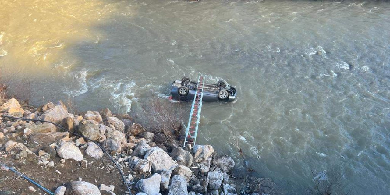 Dereye Yuvarlanan Otomobildeki 3 Kişi, Ağır Yaralandı