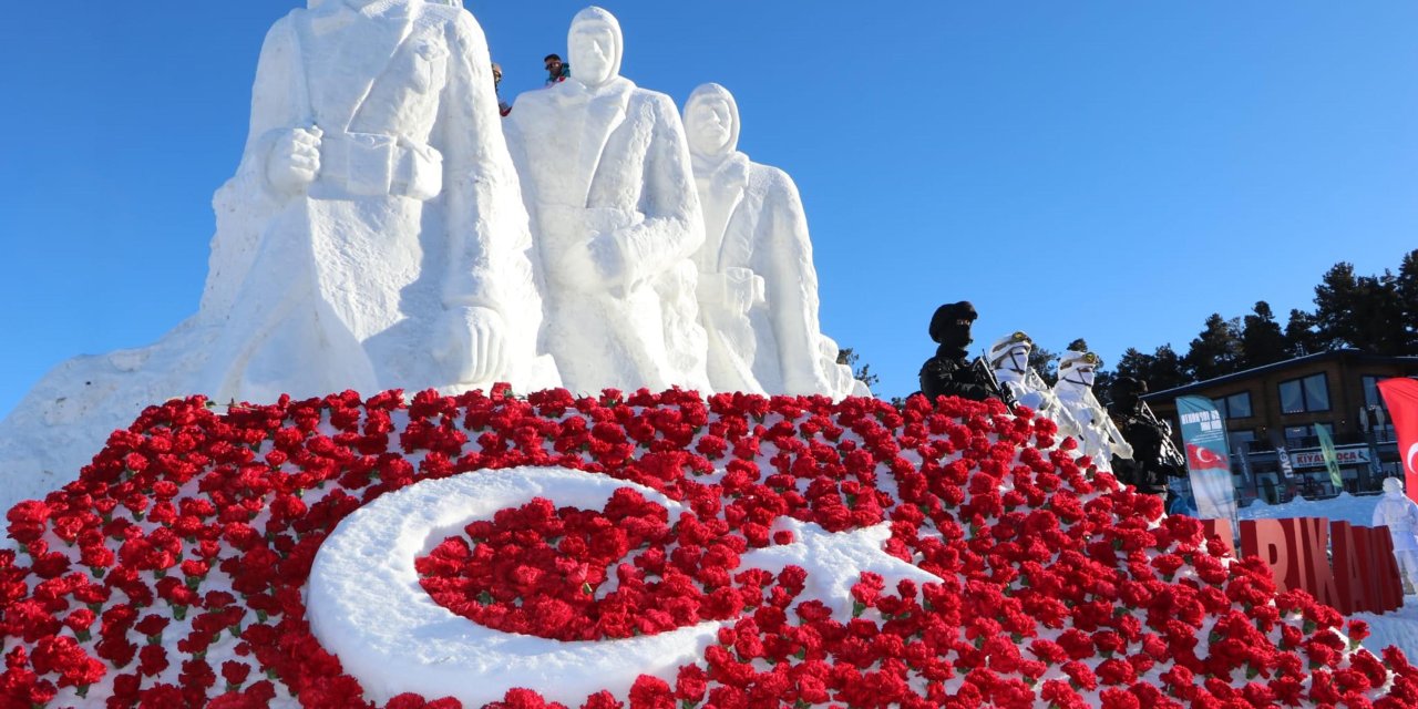Sarıkamış'ta 'Karı Yorgan Edenler' Heykeli Açıldı