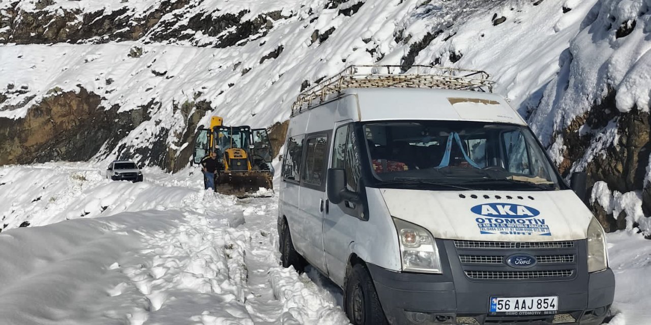 Siirt’te Karda Mahsur Kalan Minibüsteki 6 Kişi Kurtarıldı