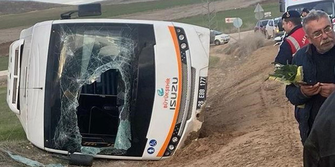 Eskişehir'de Kamyonun Çarptığı Halk Otobüsü Devrildi; 11 Yaralı