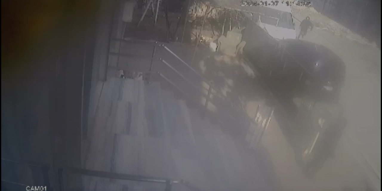 Esenyurt'ta Aracını Park Ederken Silahlı Saldırıya Uğradı; Şüphelilerin Kaçtığı Anlar Kamerada