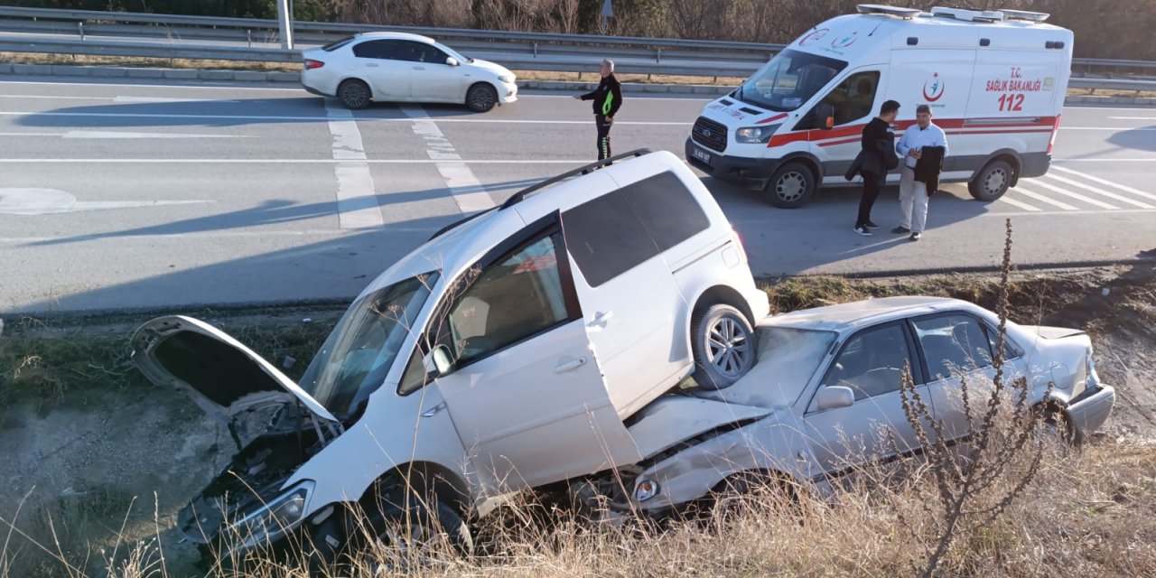 Hafif Ticari Araç, Çarpıştığı Otomobilin Üzerine Çıktı; 1 Yaralı