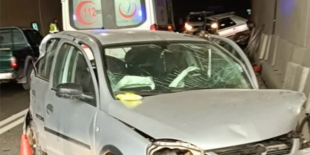 Artvin'de, Tünel İçerisinde 2 Otomobil Çarpıştı: 5 Yaralı