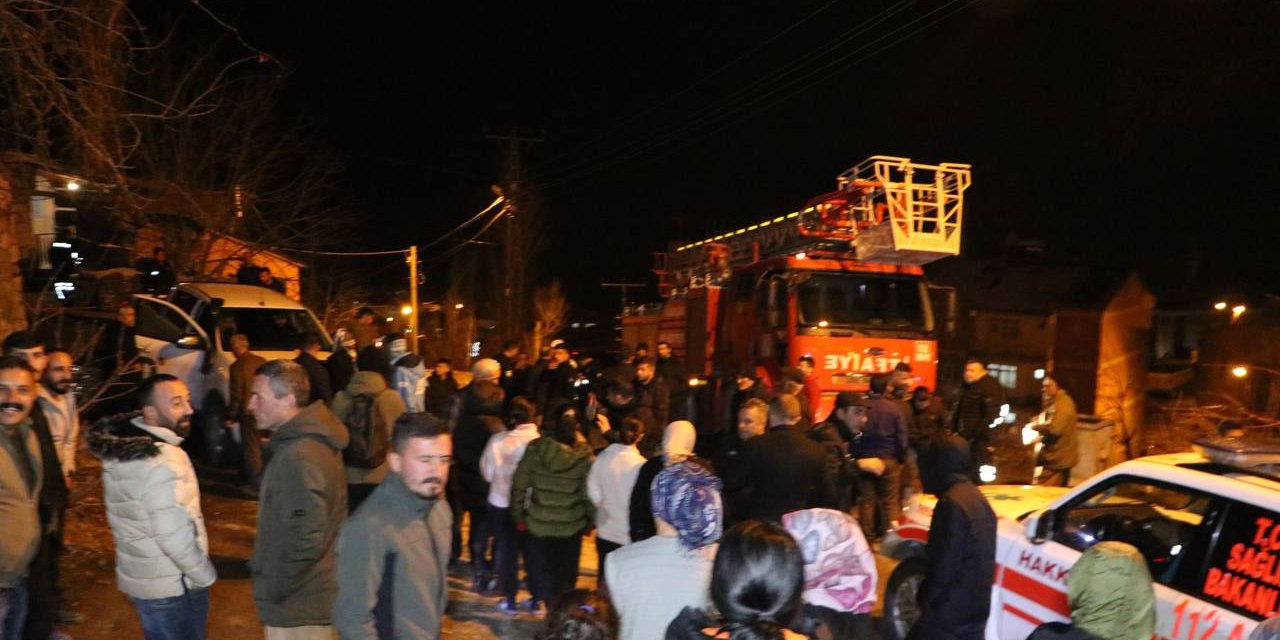 Heyelanda Dağdan Kopan Kaya Parçaları Eve İsabet Etti, Aile Fertleri Ölümden Döndü