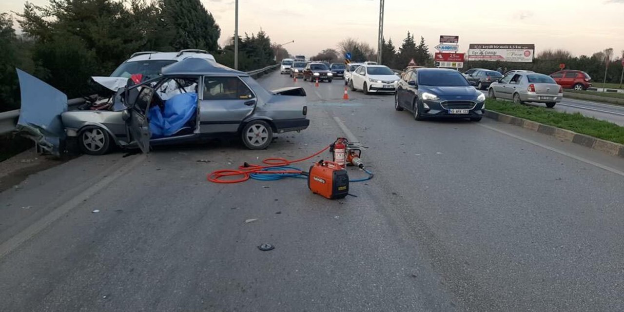 Karşı Şeride Geçip Hafif Ticari Araçla Çarpışan Otomobildeki Karı- Koca Öldü; 1 Ağır Yaralı