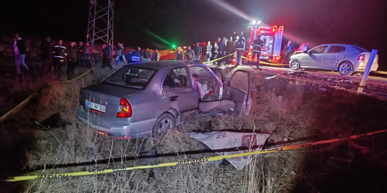 Niğde'de 2 Otomobil Kafa Kafaya Çarpıştı; Karı- Koca Öldü, 3 Yaralı