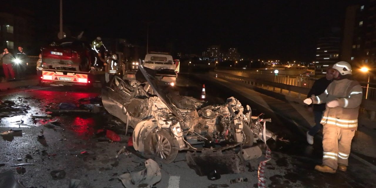 Başakşehir'de Refüjü Aşan Otomobil Karşı Şeritteki Araca Çarptı: 3 Ölü, 1 Yaralı