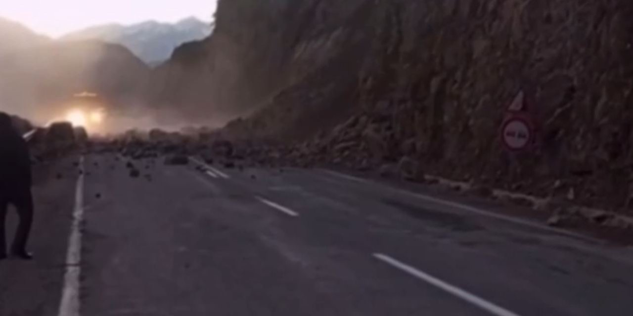 Artvin- Ardahan Karayolunda Heyelan; O Anlar Kamerada