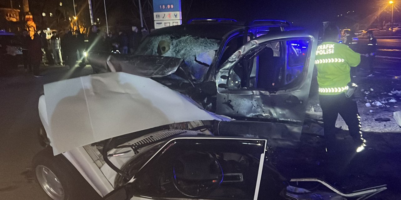 Kazaya Karışan 3 Araçtan 1'i İkiye Bölündü, Bira Kutuları Yola Saçıldı: 1 Ölü, 5 Yaralı