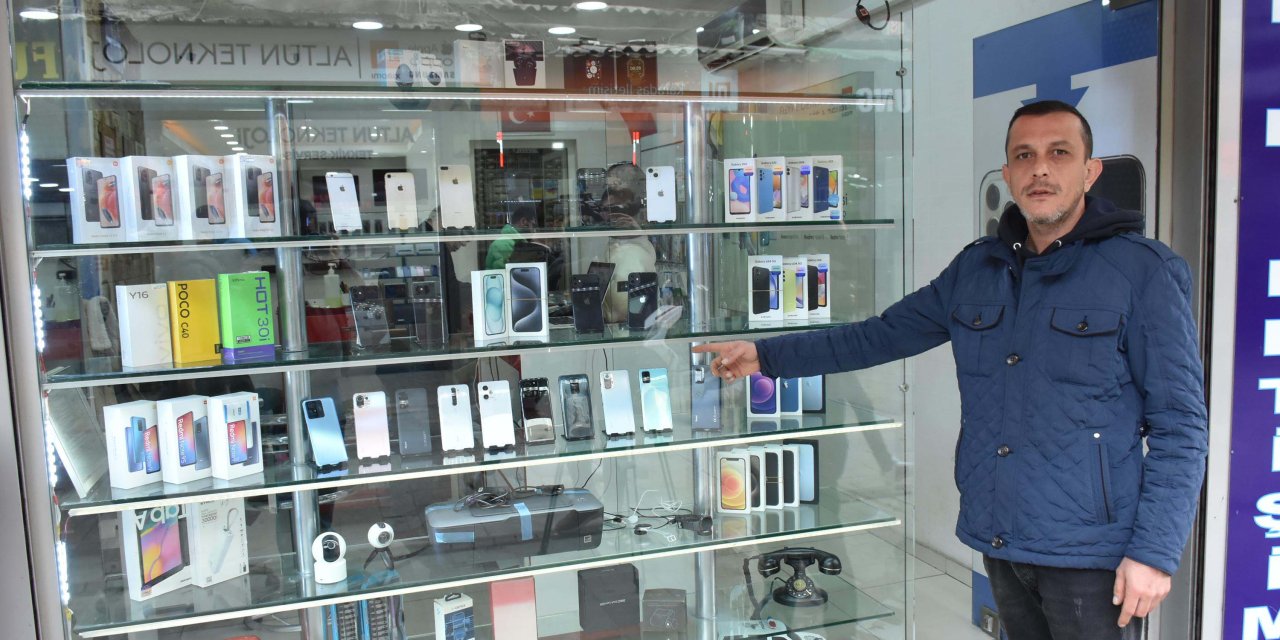 Kaldırım Taşı İle Camı Kırıp, 6 Cep Telefonu Çaldı; O Anlar Kamareda