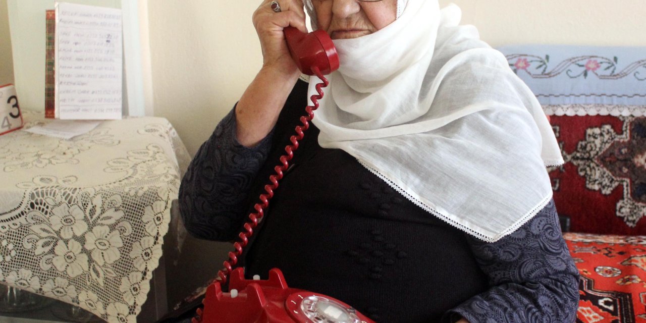 90 Yaşında, 44 Yıl Önce Aldığı Ahizeli Telefonla İletişim Kuruyor