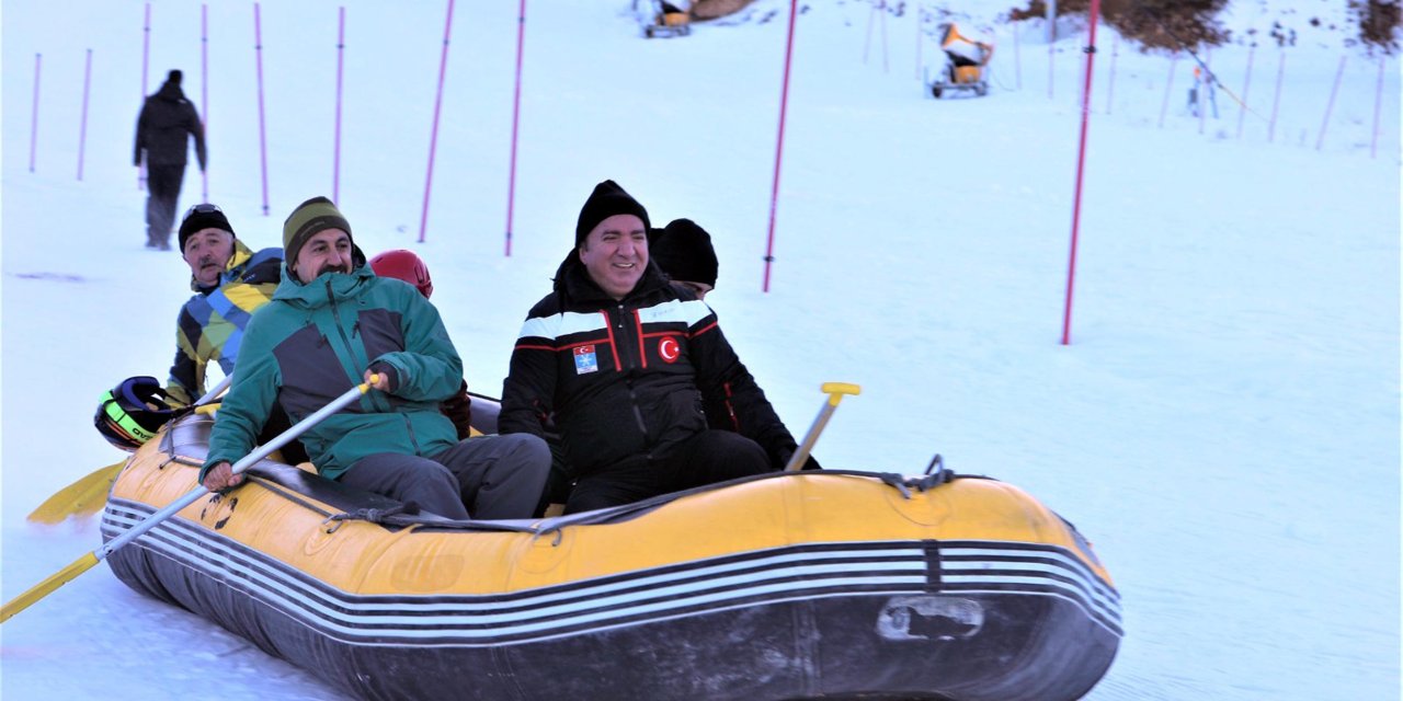 Erzincan Valisi Aydoğdu Kar Raftingi Yaptı