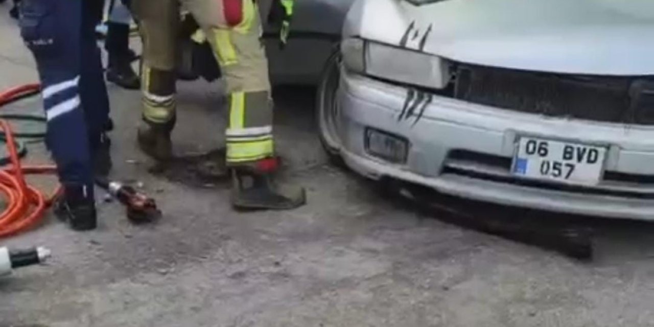 Ankara'da Buzlanma Kazası; Park Halindeki Tır'a Çarpan Otomobilin Sürücüsü Öldü