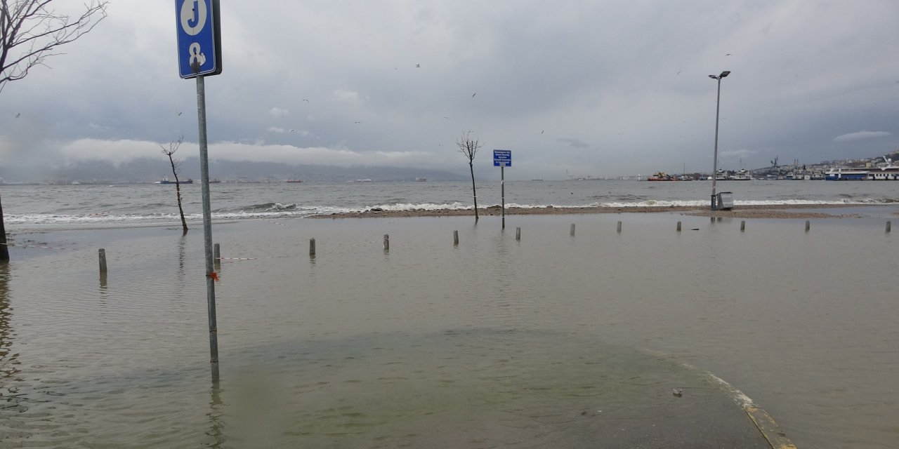 Kocaeli'de Sağanak Ve Fırtına; Deniz Taştı, Yollar Ve Otopark Su Altında Kaldı