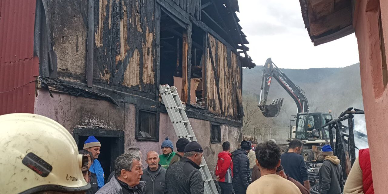 Odunlukta Başlayan Yangında Samanlık, Depo, Garaj Ve Otomobil De Yandı