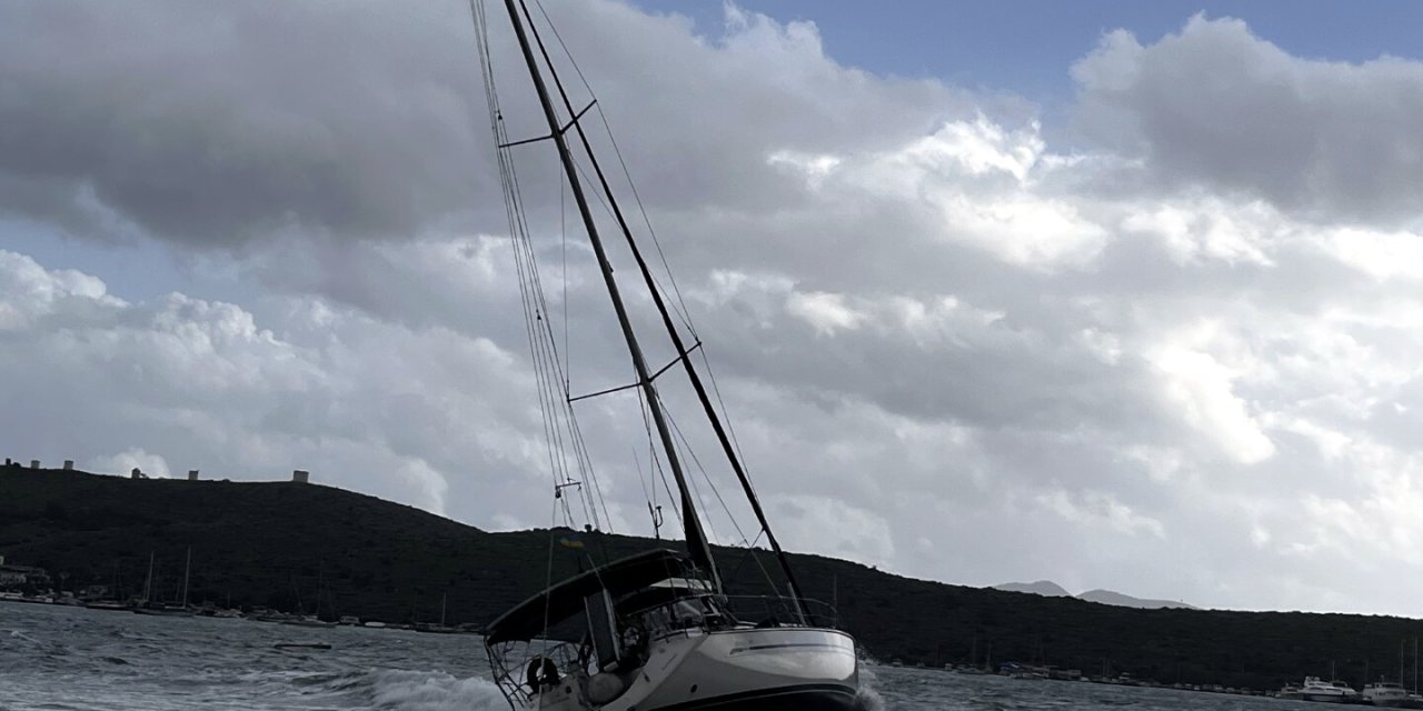 Bodrum’da Fırtına; 2 Yelkenli Karaya Oturdu, Balıkçı Tekneleri Su Aldı