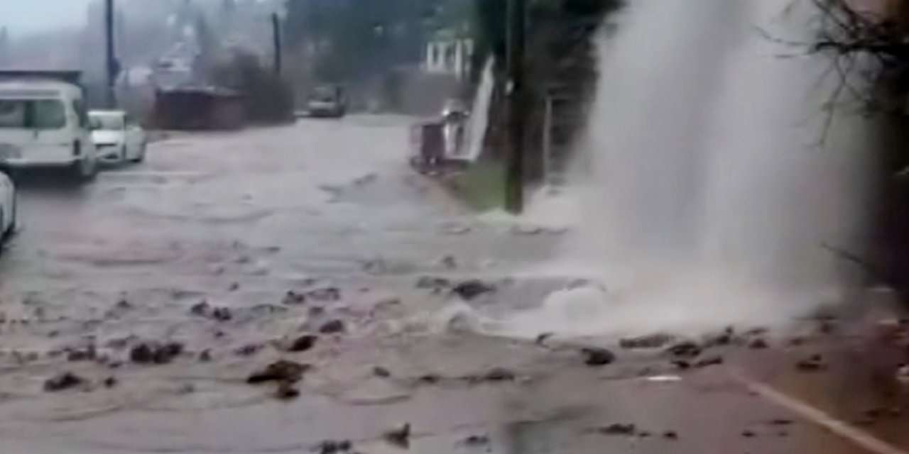 Antalya'da Yağmur Ve Fırtına Hayatı Olumsuz Etkiledi