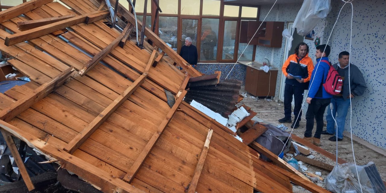 Edirne Ve Tekirdağ'da Kuvvetli Rüzgar; Çatılar Uçtu