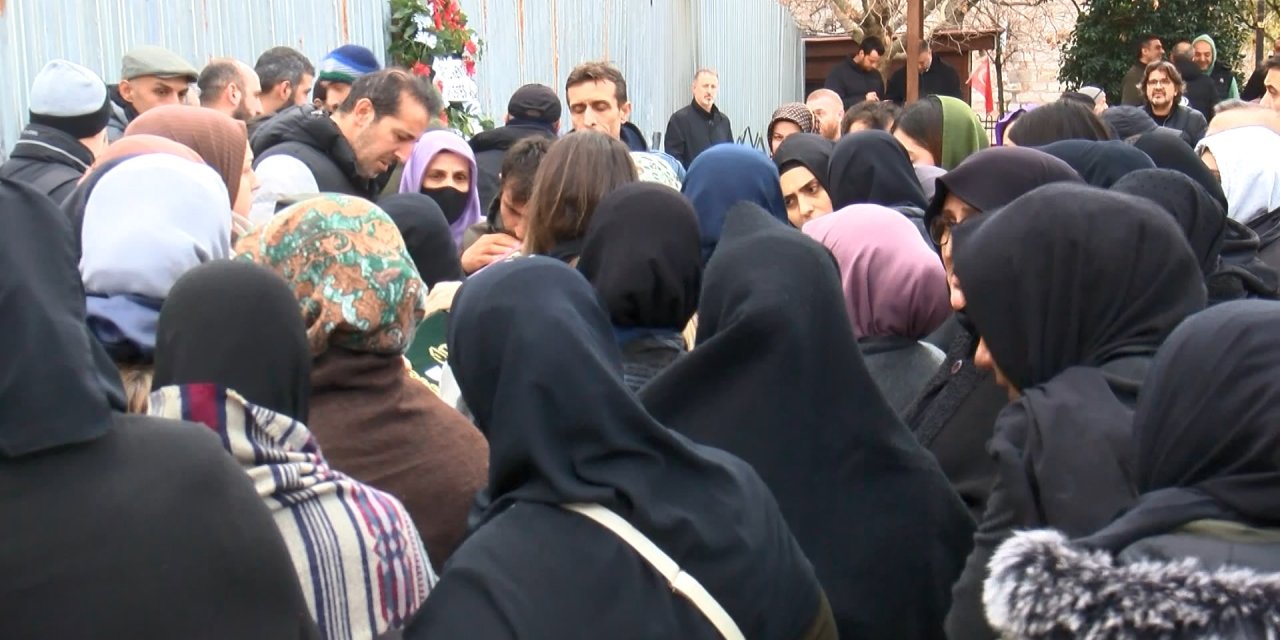 Fatih'te Yılbaşı Gecesi Başından Vurulan 17 Yaşındaki Melek Nur Son Yolculuğuna Uğurlandı