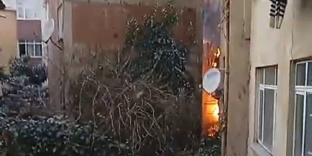Şişli'de İki Katlı Binanın Çatısı Alev Alev Yandı