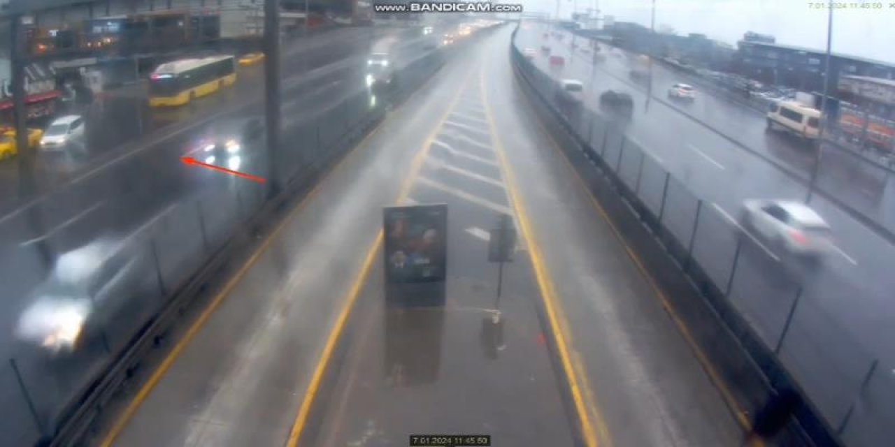 Esenyurt'ta İett Otobüsü Kazasında Yeni Görüntüler: Aniden Yola Çıkan Araca Çarpmamak İçin Manevra Yapmış