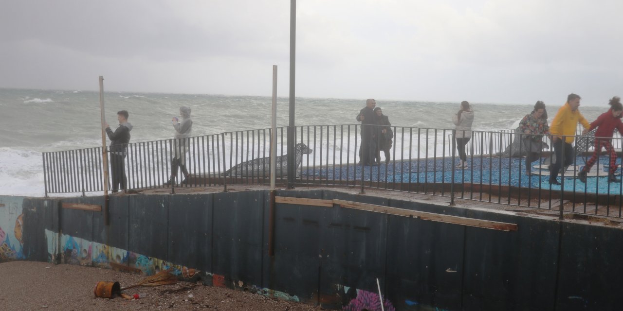 Antalya'da Yağmur Ve Fırtına Hayatı Olumsuz Etkiledi (2)