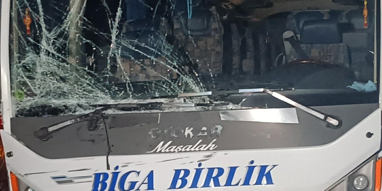Çanakkale’de Otomobille Midibüs Çarpıştı: 1 Ölü, 4 Yaralı