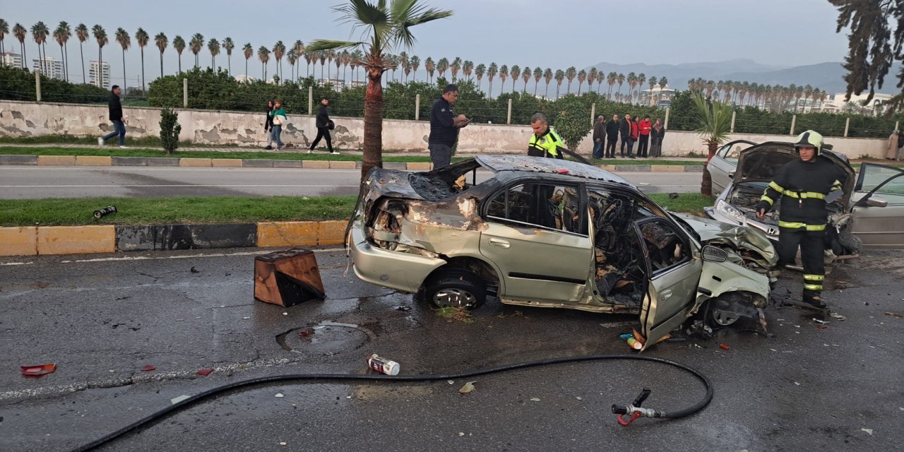 Hatay'da Çarpışan İki Otomobilden Biri Yandı: 4 Yaralı