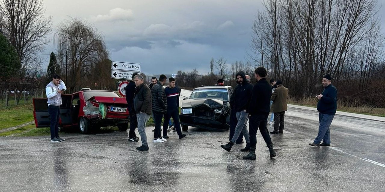Bursa'da 2 Otomobil Çarpıştı; 1 Sürücü Yaralı