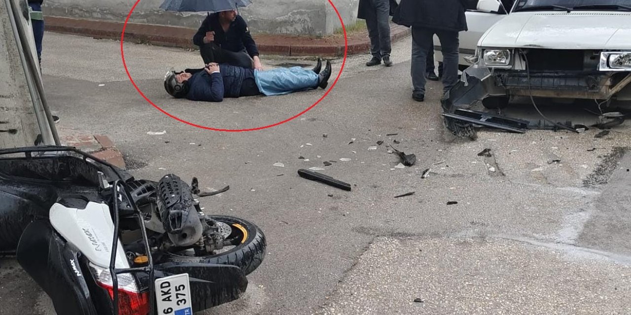 Kazada Yaralanan Motosikletlinin Islanmaması İçin Şemsiyeyle Başında Bekledi