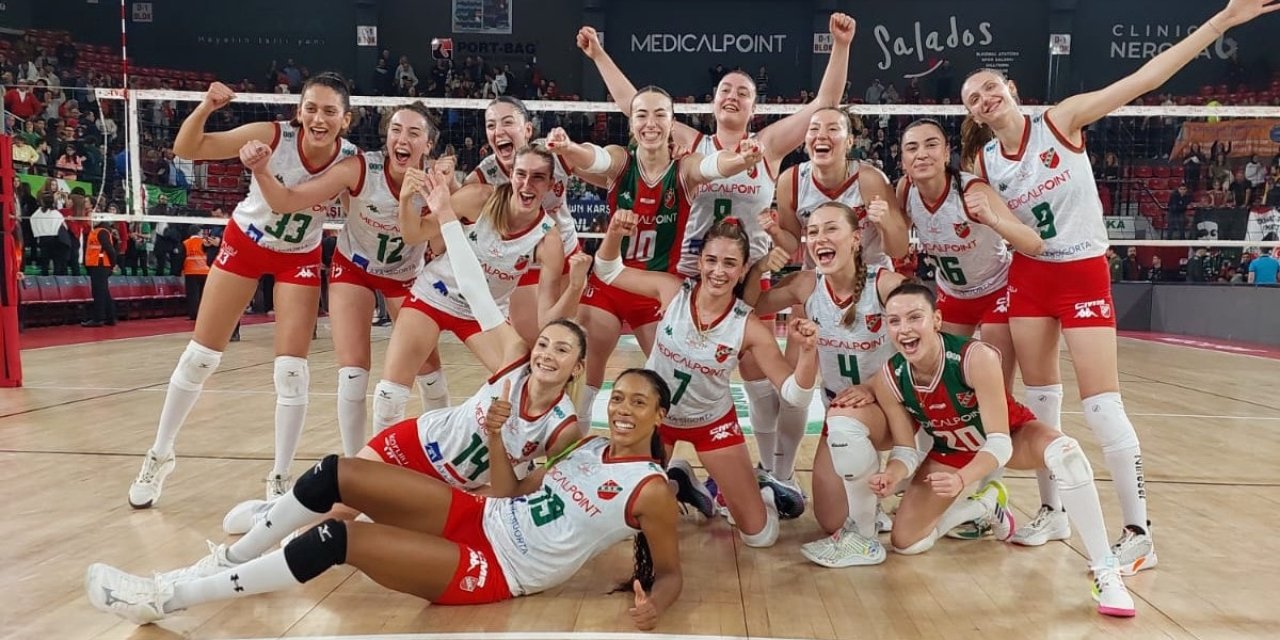 Karşıyaka, Voleybolda Rekor Seyircili Derbinin Mutluluğunu Yaşıyor