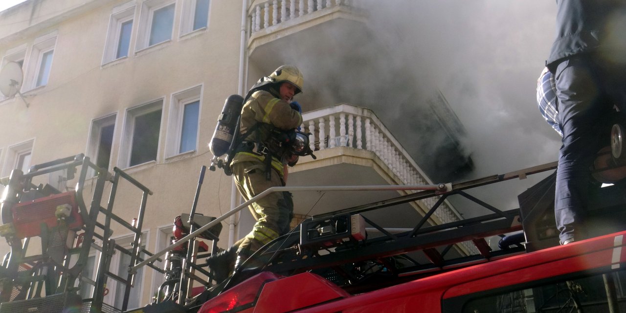 Avcılar'da 3 Katlı Binada Yangın