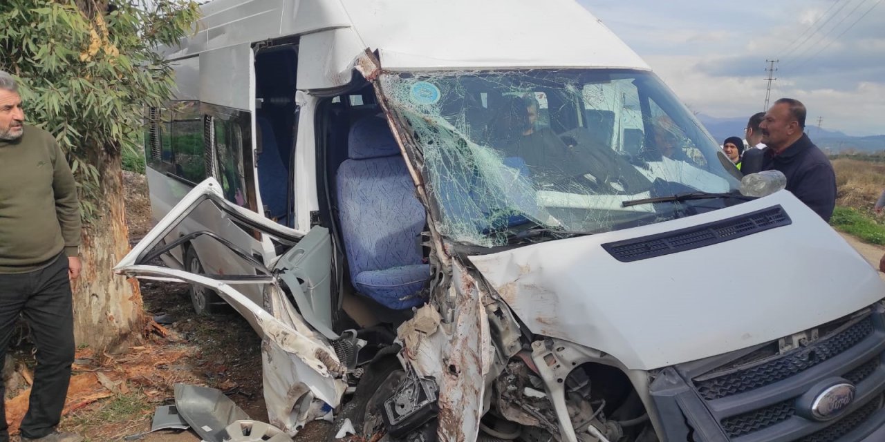 Osmaniye'de Servis Minibüsü, Ağaca Çarptı: 4'ü Öğrenci 6 Yaralı