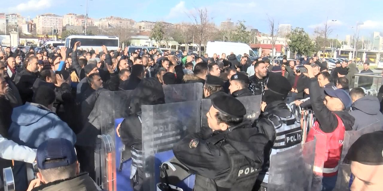 (Ek Bilgi Ve Fotoğraflarla) Ukome Toplantısı Sırasında '8+1 Taksicilerden Taş Ve Sopalı Protesto