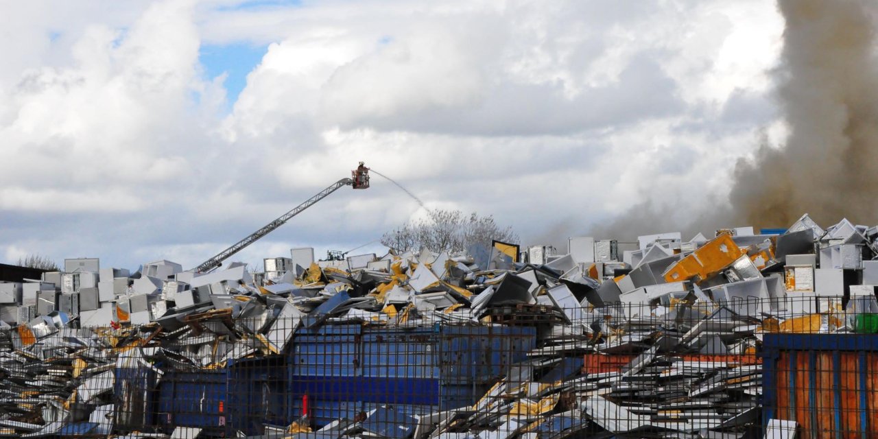 Manisa'da Geri Dönüşüm Tesisinde Yangın (2)