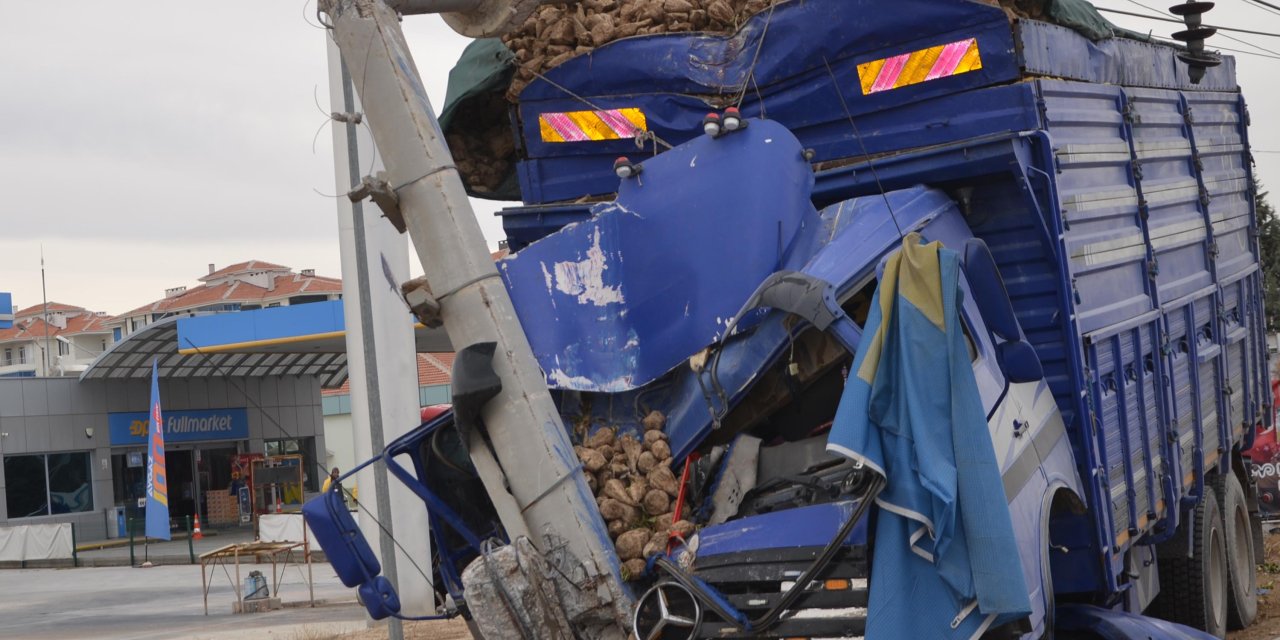 Konya'da Kamyonet İle Kamyon Çarpıştı; 1'i Ağır 2 Yaralı