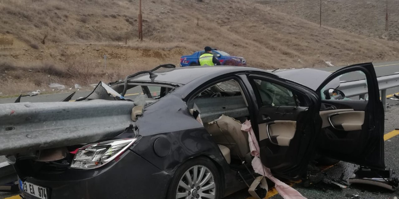 Otomobil Bariyere Ok Gibi Saplandı: 1 Ölü, 1 Yaralı