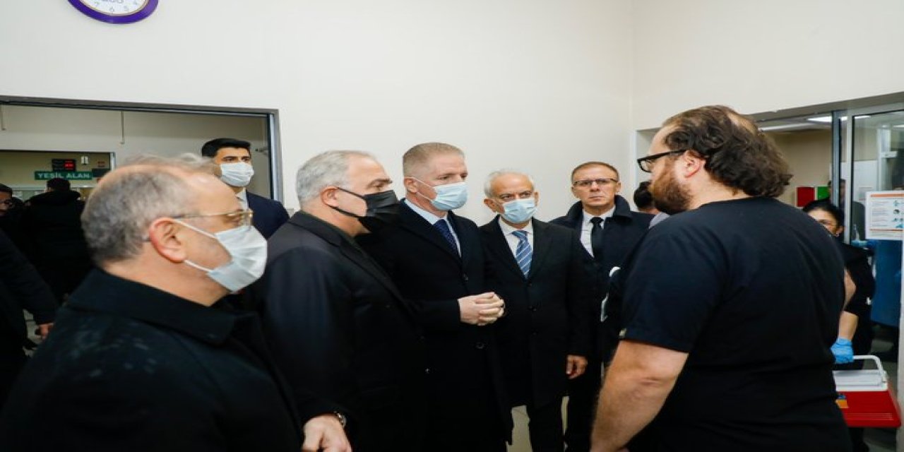 (Geniş Haber)-fatih Camii'nde Bıçaklı Saldırı: Cami İmamı Ve Bir Kişi Bıçakla Yaralandı