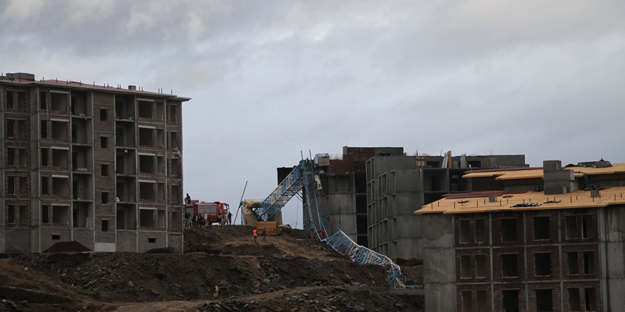 Manisa’da Operatörün Hayatını Kaybettiği Kule Vinç Kazasının Görüntüleri Ortaya Çıktı: İşçilerin Hayatını Kurtarmış