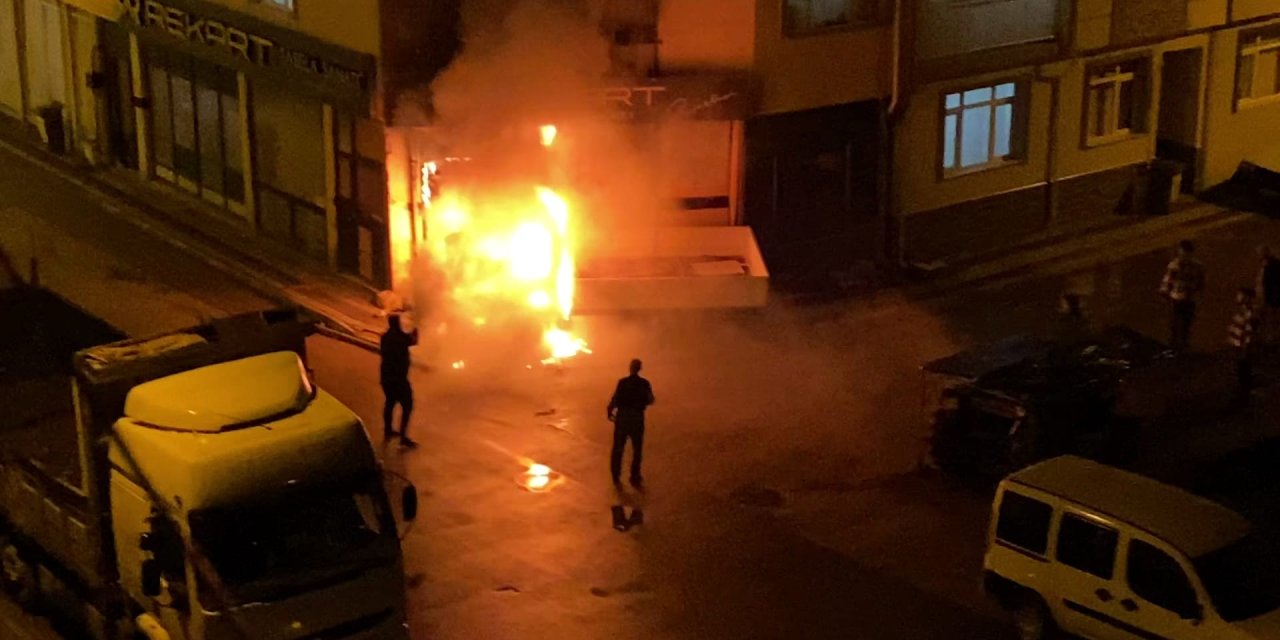 Bursa'da Park Halindeki Kamyonette Çıkan Yangın, İş Yerine Sıçradı