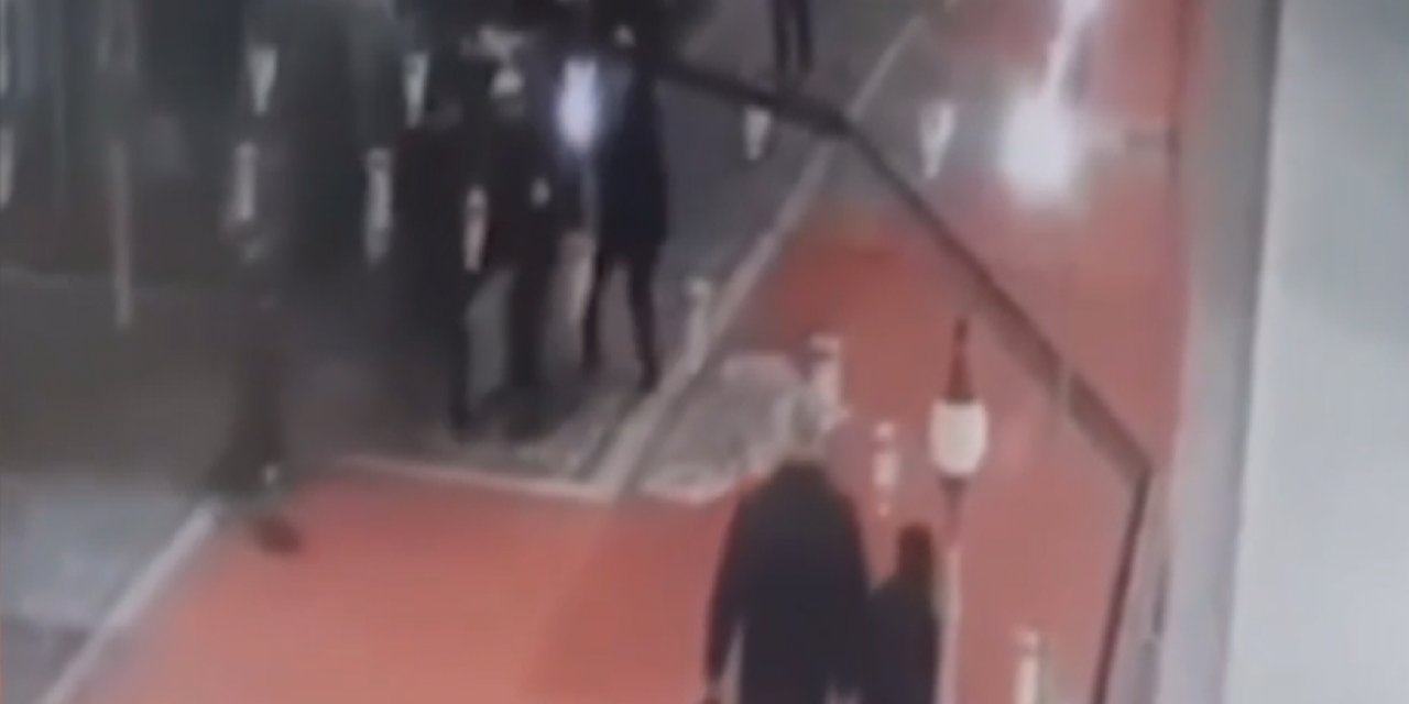 Fatih Camii'nde Bıçaklı Saldırı Güvenlik Kamerasında