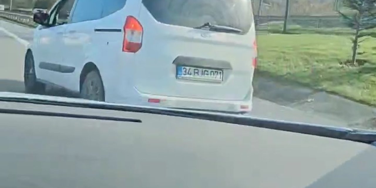 Tem Otoyolu'nda Öfkeli Sürücü Yolunu Kestiği Otomobilin Camını Yumrukladı
