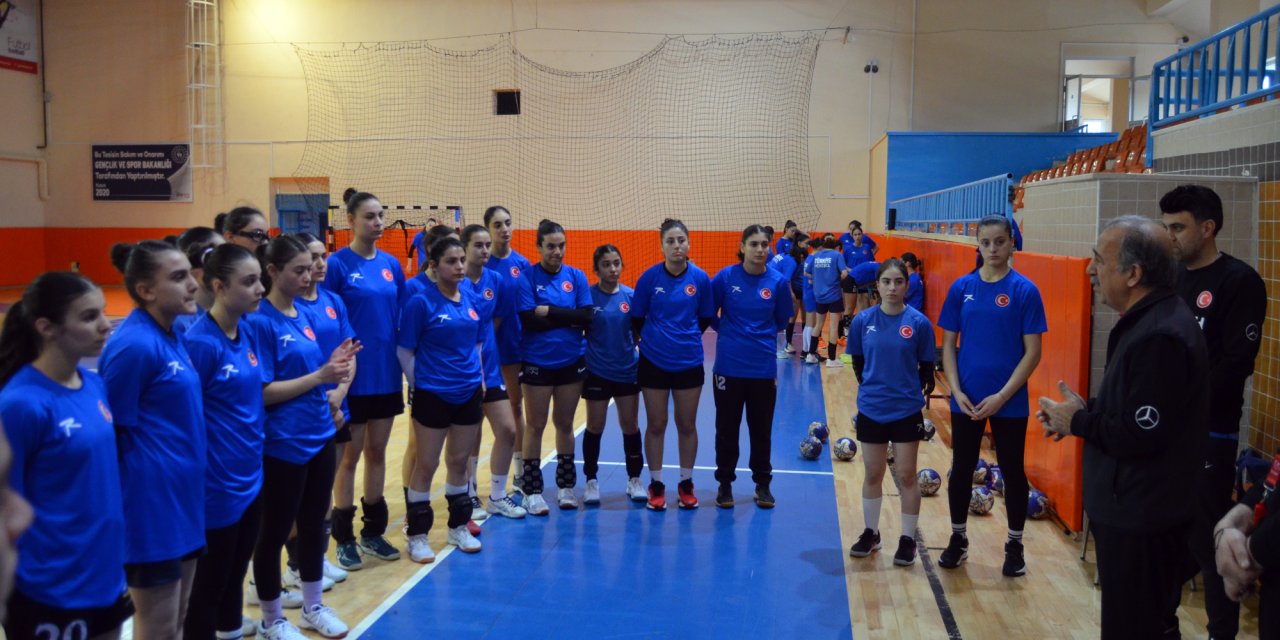 U16 Kız Milli Hentbol Takımı, Akdeniz Konfederasyon Kupası'na Hazırlanıyor